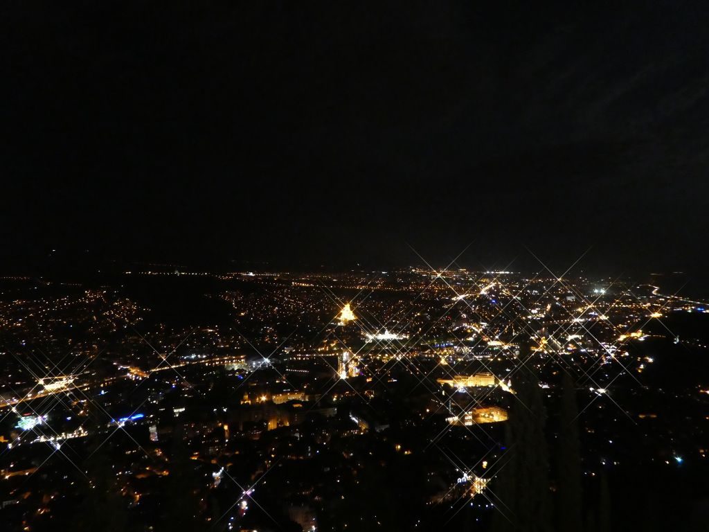 Blick über Tiflis bei Nacht